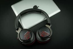 PowerLocus MoonFly Koptelefoon Over-Ear met Active Noise Cancelling, Draadloze Hoofdtelefoon, Voice Assistant Activation - Zwart/Rood — thumbnail 8