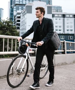 Creative Outlier Free+ Bone Conduction hoofdtelefoon - verstelbare transducers, IPX5 las- en spatbescherming, tot 10 uur batterijduur (grijs en limoengroen) — thumbnail 4