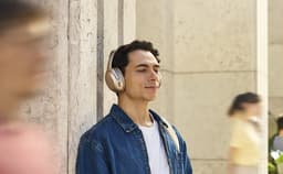 JBL Tour One M3 - Draadloze Noise Cancelling Koptelefoon - Bluetooth - Over-ear - Adaptive ANC - 70 uur batterij - Mocca — thumbnail 4