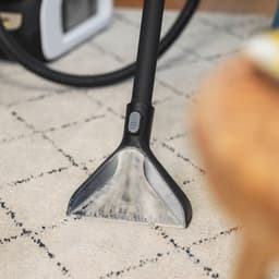 Kärcher SE 3 Compact Home Floor Tapijtreiniger - Vlekkenreiniger - Reservoir 2,9 l - Incl. reinigingsvloeistof 100 ml - Geschikt voor oa. autostoelen - bureaustoelen - banken - hondenmanden, tapijten, vloerkleden, baby- en kinderstoelen — thumbnail 6