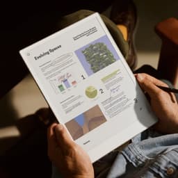 reMarkable® Paper Pro met Marker Plus en Draaibare Antraciet hoes met penvakje - digitaal notitieblok — thumbnail 2