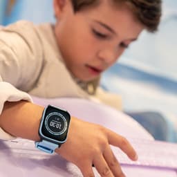 One2track Connect NEXT Blauw | GPS horloge voor kinderen | Bekijk de locatie van je kind. Stel veilige zones in. En videobellen met de leukste smartwatch voor kinderen — thumbnail 3
