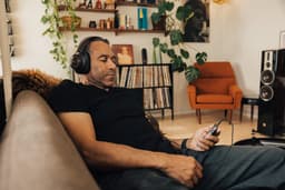 Dali: IO-12 Over-Ear Hoofdtelefoon - Dark Chocolate — thumbnail 3