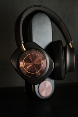 Dali: IO-12 Over-Ear Hoofdtelefoon - Dark Chocolate — thumbnail 4