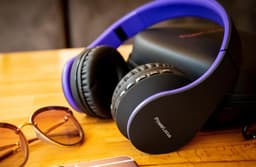 PowerLocus P1 Bluetooth Koptelefoon – Draadloos – Over Ear – Met Microfoon – Inklapbaar - incl. Hoes – Purper — thumbnail 2