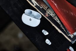 Beats Studio Buds - Draadloze ruisonderdrukkende oortjes - Wit — thumbnail 9