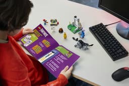 LEGO® Fortnite® Peely en Sparkplugs Kamp - 77075 — thumbnail 11