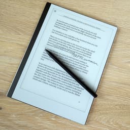 reMarkable® 2 met Marker PLUS en draaibare Grijze hoes met penhouder — thumbnail 6