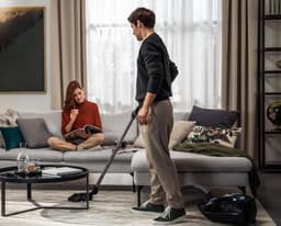 SilenceForce Q5 Ultra 850W – Extreem Stille Stofzuiger met Zak – HEPA Hygiënefilter (Allergievriendelijk) – XL Stofzak – 13m Actieradius – Sterke Zuigkracht voor Parket, Tapijt & Tegels – Inclusief Hardvloer-, Kieren- & Meubelmondstuk – Zwart — thumbnail 1