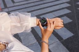 Garmin Instinct® 3 - Smartwatch - 45mm - AMOLED - Crème/Citrine - Limited Edition — thumbnail 9