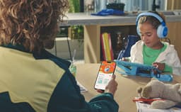 JBL Junior 470NC - Draadloze Kinderkoptelefoon - Bluetooth - Noise Cancelling - Veilig Volume <85 dB - Over-ear - 50 uur batterij - Met Microfoon - JBL Headphones-app - Voor Tablet & School - Blauw — thumbnail 4