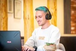 PowerLocus P1 Bluetooth Koptelefoon – Draadloos – Over Ear – Met Microfoon – Inklapbaar - incl. Hoes – Oranje — thumbnail 4