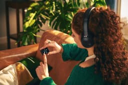 JBL Tour One M3 TX - Draadloze Noise Cancelling Koptelefoon met Smart Tx Adapter - Bluetooth - Over-ear - 70 uur batterij - Blauw — thumbnail 7