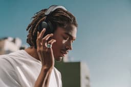 Urbanista Los Angeles Zelfopladende Draadloze Koptelefoon – Active Noise Cancelling – Light Charging – Eindeloze batterij – Zwart — thumbnail 8