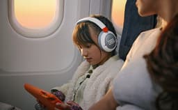 JBL Junior 470NC - Draadloze Kinderkoptelefoon - Bluetooth - Noise Cancelling - Veilig Volume <85 dB - Over-ear - 50 uur batterij - Met Microfoon - JBL Headphones-app - Voor Tablet & School - Blauw — thumbnail 3