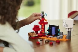 LEGO Minecraft Hinderlaag bij het Nether-portaal - 21255 — thumbnail 11