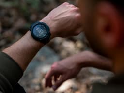 Garmin Instinct® 3 – 50 mm, AMOLED, Tactical Edition Zwart met zwart siliconen band — thumbnail 8