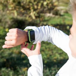 One2track Connect UP groen | GPS horloge voor kinderen | Bekijk de locatie van je kind. Stel veilige zones in. En videobellen met de leukste smartwatch voor kinderen — thumbnail 3