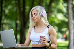 PowerLocus P1 Bluetooth Koptelefoon – Draadloos – Over Ear – Met Microfoon – Inklapbaar - incl. Hoes – Wit/Paars — thumbnail 3