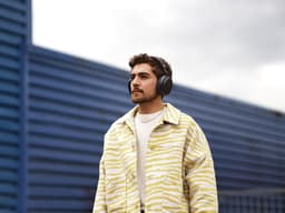 Sennheiser MOMENTUM 4 Wireless - Draadloze over-ear koptelefoon met Noise Cancelling - 60u batterij - Snelladen – 4 Microfoons - Zwart — thumbnail 4