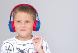 PowerLocus Buddy Draadloze On-Ear Koptelefoon voor Kinderen, LED lampjes, 85db Limiet, met Microfoon, Micro SD poort - Blauw/Rood — thumbnail 9