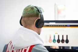 PowerLocus P1 Bluetooth Koptelefoon – Draadloos – Over Ear – Met Microfoon – Inklapbaar - incl. Hoes – Zwart/Bruin — thumbnail 7