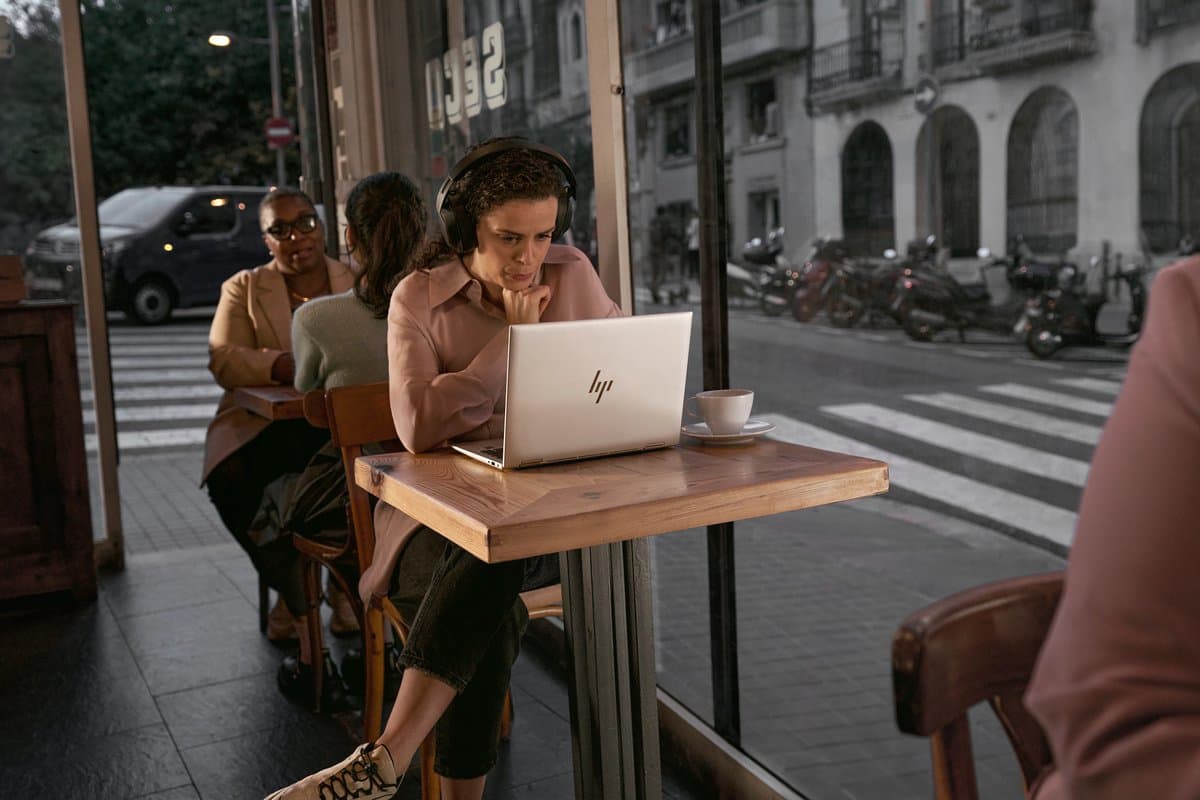 "HP EliteBook 6 G1i Wolf Pro Security Edition Intel Core Ultra 7 255U Laptop 33,8 cm (13.3"") WUXGA 16 GB DDR5-SDRAM 512 GB SSD Wi-Fi 7 (802.11be) Windows 11 Pro AI PC Zilver" — afbeelding 1